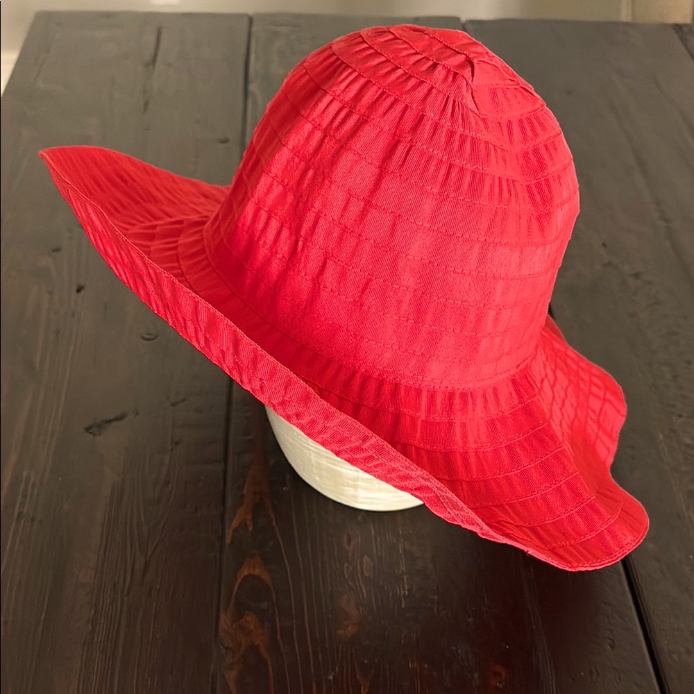 Red Sun hat - great condition - foldable and perfect for travel